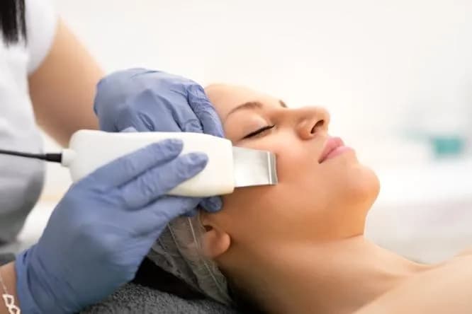 Peeling kawitacyjny czy mikrodermabrazja - który zabieg wybrać dla siebie? Peeling kawitacyjny czy mikrodermabrazja - który zabieg wybrać dla siebie?