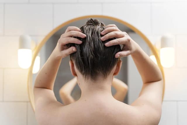 Peeling do skóry głowy na sucho czy mokro - co wybrać dla siebie? Peeling do skóry głowy na sucho czy mokro - co wybrać dla siebie?
