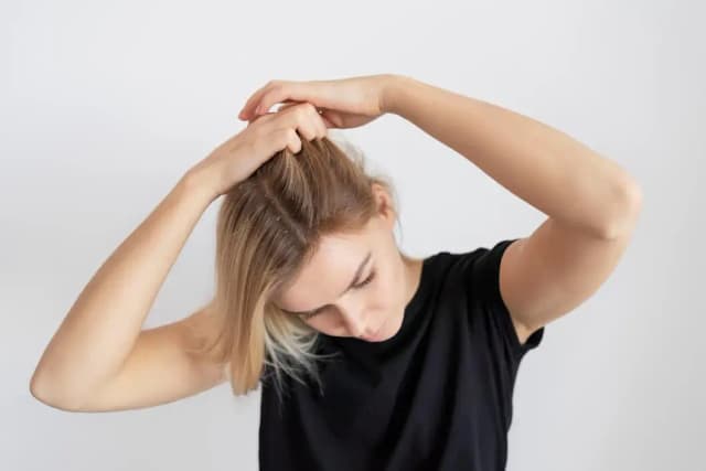 Jaki peeling do skóry głowy wybrać, aby uniknąć problemów z włosami? Jaki peeling do skóry głowy wybrać, aby uniknąć problemów z włosami?