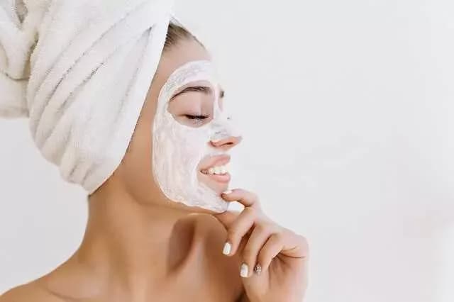 Co daje peeling enzymatyczny? Odkryj jego niesamowite efekty na skórę Co daje peeling enzymatyczny? Odkryj jego niesamowite efekty na skórę